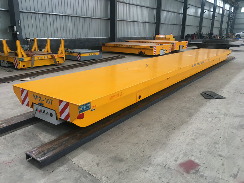 Motorisierter Stahltransferwagen auf der Eisenbahn für Materialhandhabung