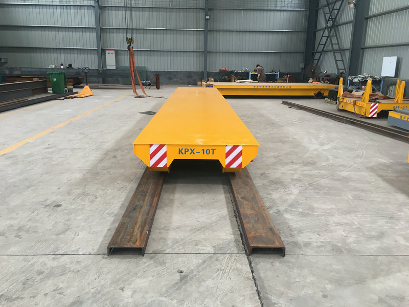 Motorisierter Stahltransferwagen auf der Eisenbahn für Materialhandhabung